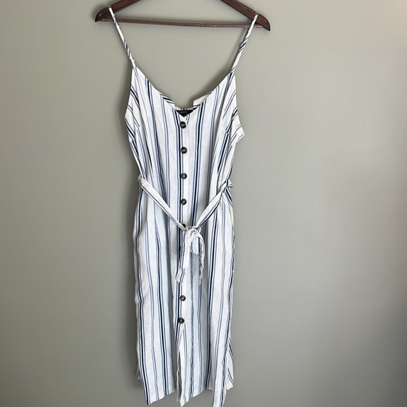 Dresses & Skirts - Linen button down dress - adjustable spaghetti straps - pockets! PERF condition